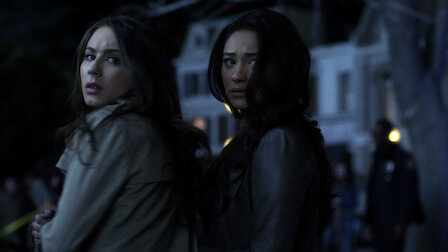 som for tiden er dating Noel PLL